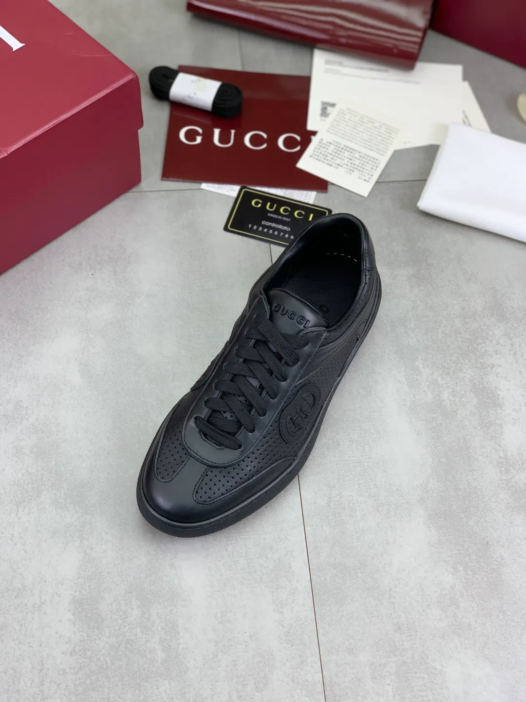 Men's shoes 💰P562 New GUCCI classic design moral training element catwalk model, matching version of top quality moral training shoes for men and women. Epoxy logo process is concave and convex, matching oil edge technology, punched cowhide cloth surface, suede cowhide surface splicing, breathable and not stuffy, the original overlasted shoe model is comfortable on the feet.  Fabric: Matched leather + cloth + mesh Lining: Water-dyed sheepskin Foot: Water-dyed sheepskin Outsole: Original molded TP matching environmentally friendly material Packaging: Top counter full set of packaging Female 35-42 (Female 41.42. Customized) Male 39-46 (46 customized)